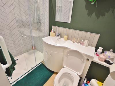 EN-SUITE SHOWER ROOM